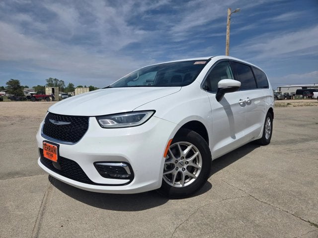 2023 Chrysler Pacifica Touring L's photo
